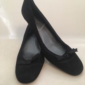 Beautiful Tahari kitten heels